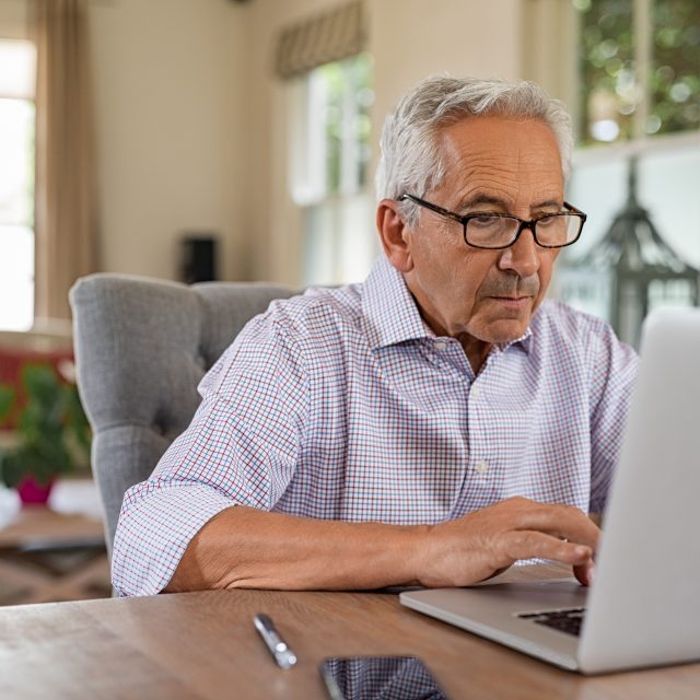 Senhor usando o computador