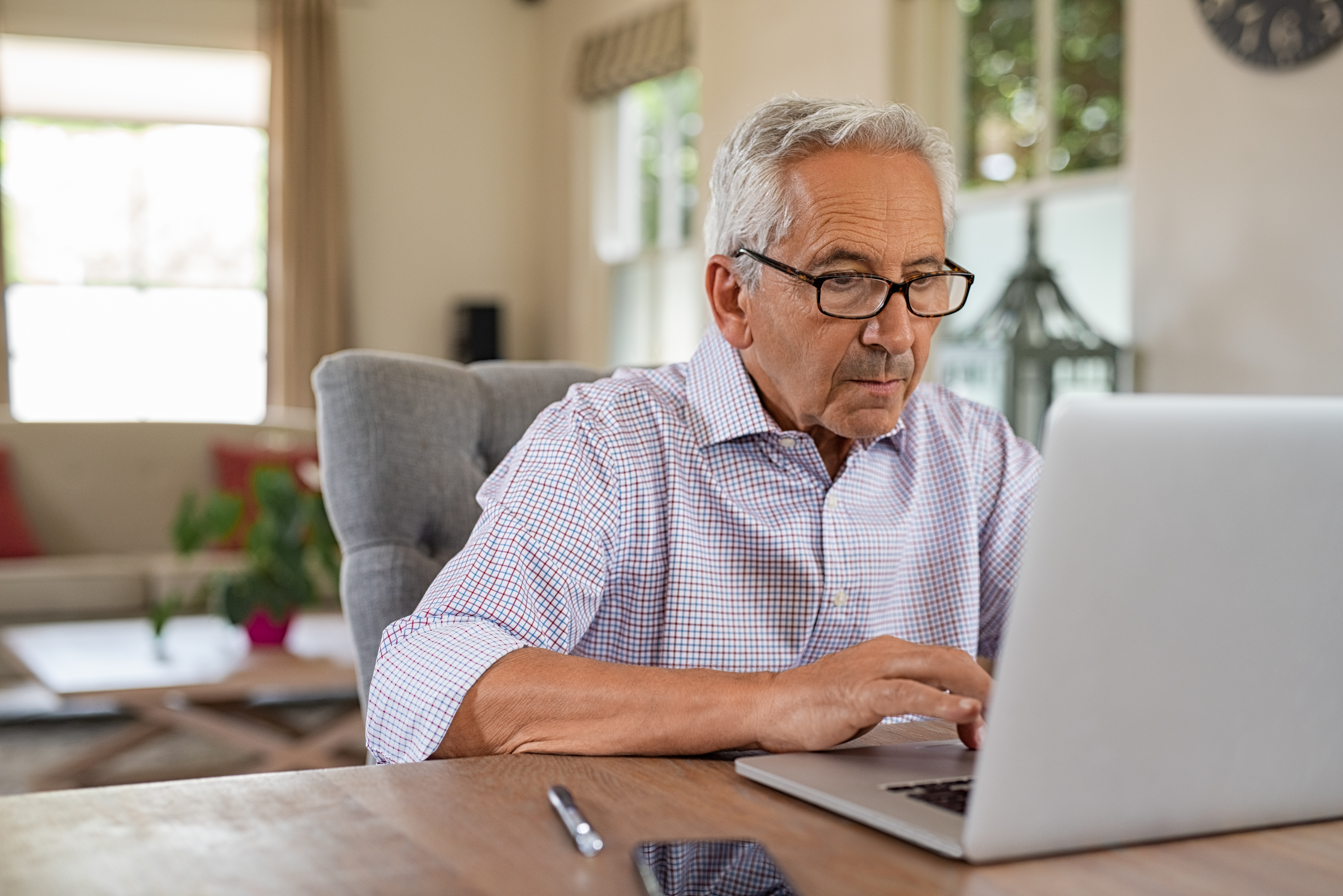 Senhor usando o computador